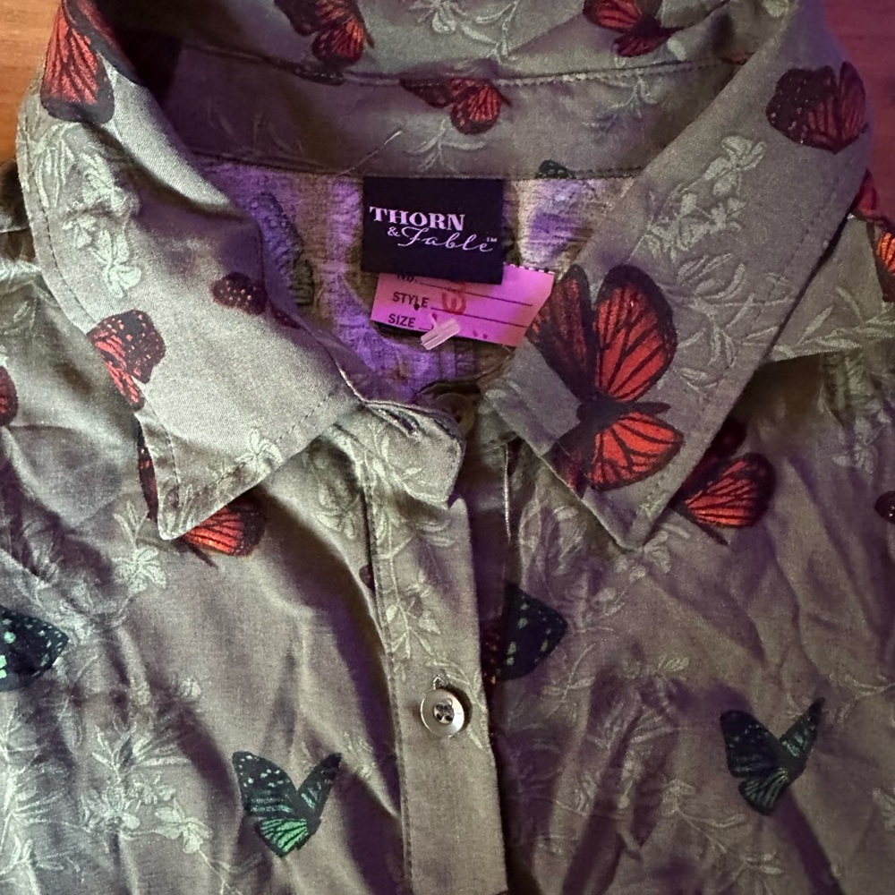 Hot Topic Sage Green Short Sleeve Button-Down Shirt with Butterfly Print - Picture 5 of 8